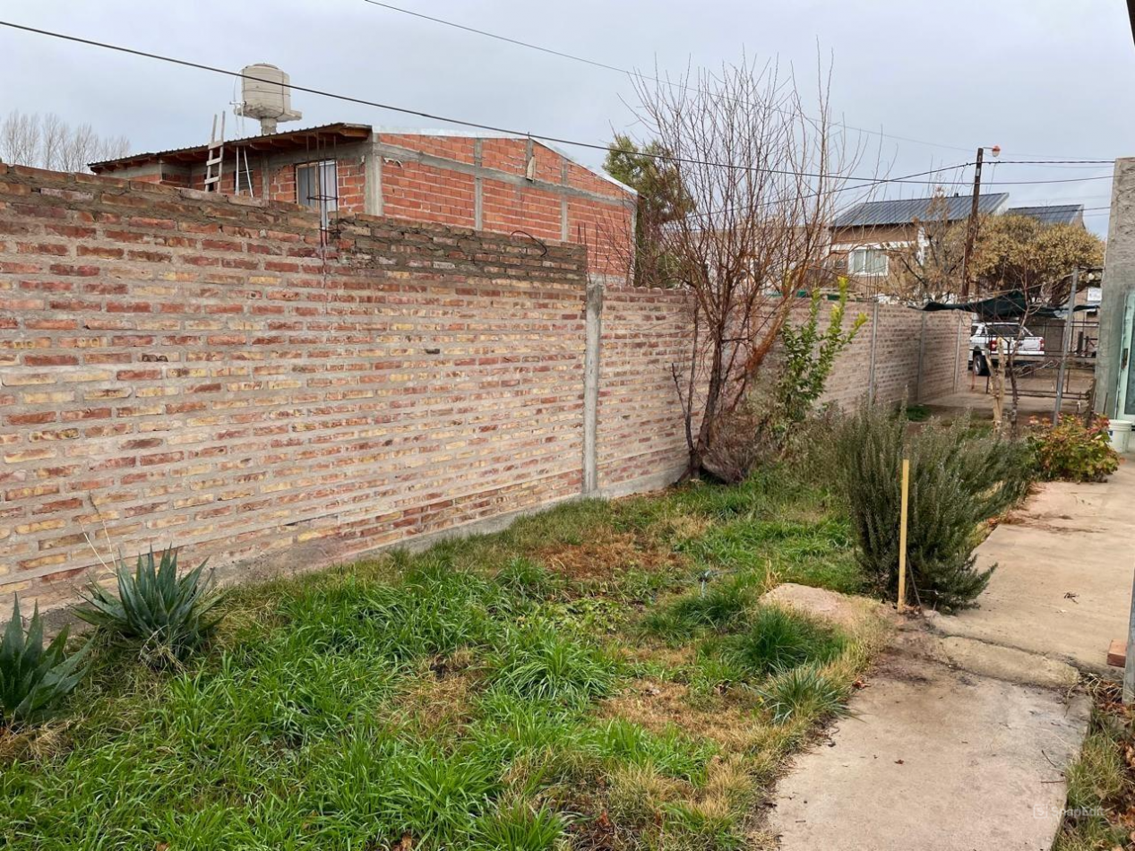 CASA  CON LOCAL SOBRE AMPLIO TERRENO